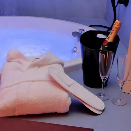 Διαμέρισμα Luxury Wellness Spa Apartment With Jacuzzi & Turkish Bath, Free Parking